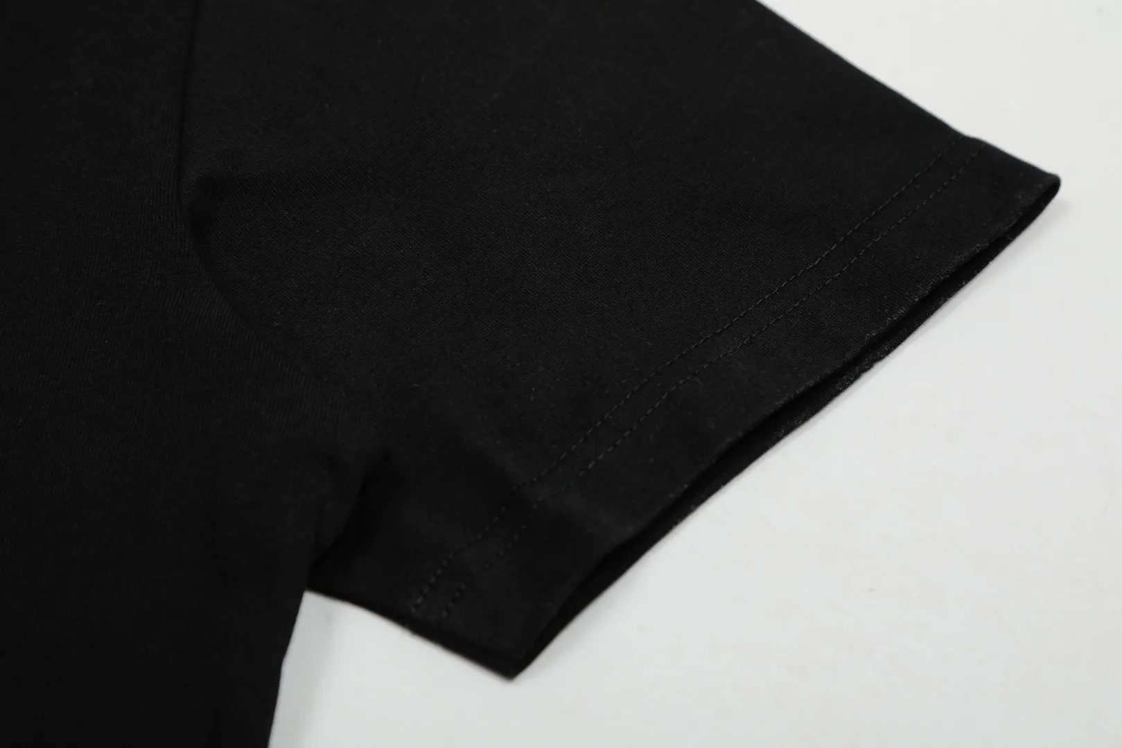VIVI 139# "Exclusive style" vivienne west wood Queen Mother Vivienne Saturn logo printed short sleeves. The new fabrics have been machine washed at high temperature + water twice. The only one in the entire network that achieves 0 shrinkage. The Solona thread is arranged. The threaded neckline does not deform. It is tight and dense. Welcome to compare. The entire series of correct accessories. Every detail is completely restored and can be stretched directly.